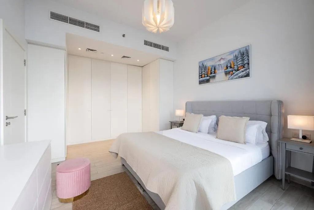 Spacious 2Br Apartment With Community View Dubai